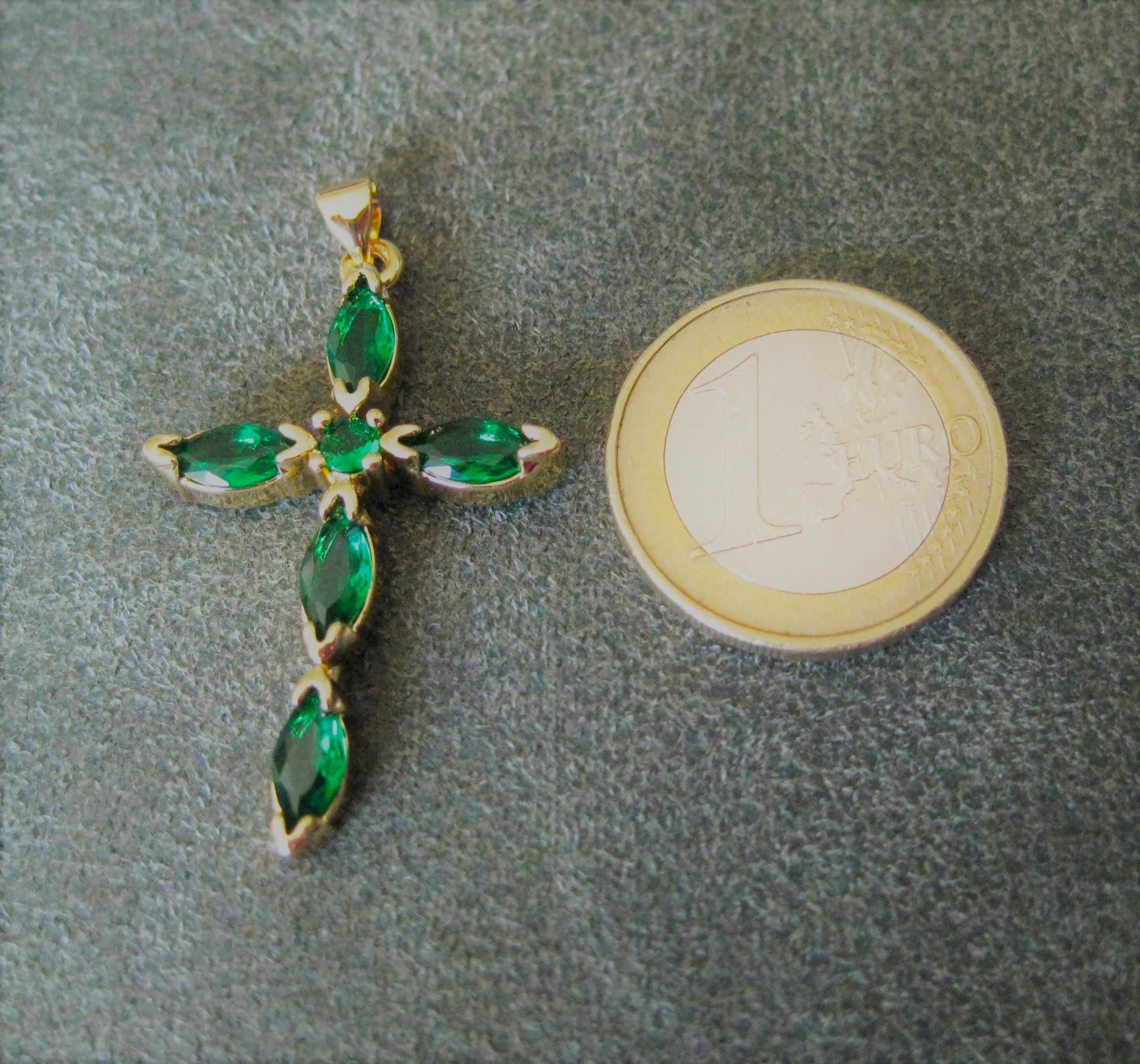 Colar Aço Dourado c/ Cruz de Pedras Verdes NOVO