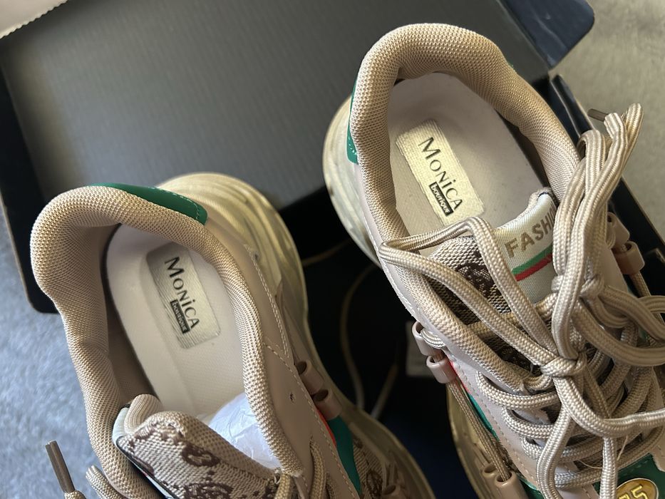 Кроссовки женские