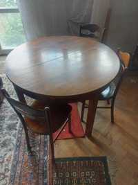 Stary stół rozkładany z krzesłami