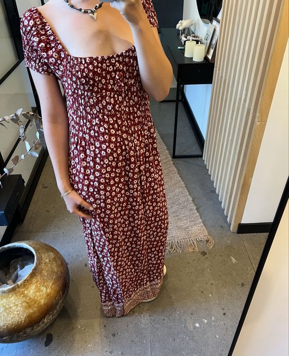 Długa/maxi sukienka; bordowa we wzory; kwiaty; hiszpanka; off shoulder