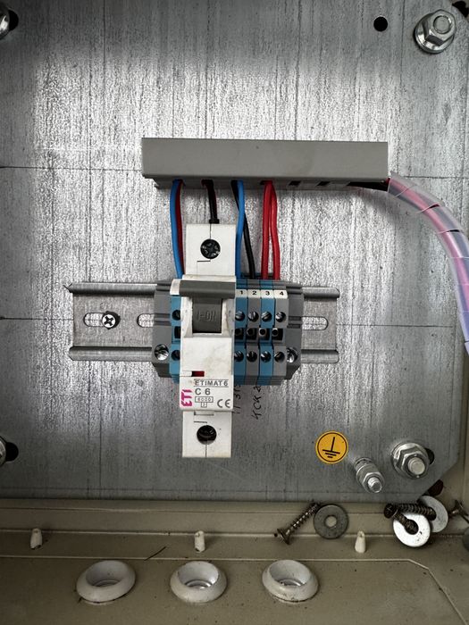 Шафа з регуляторами швидкості обретів ветиляторів