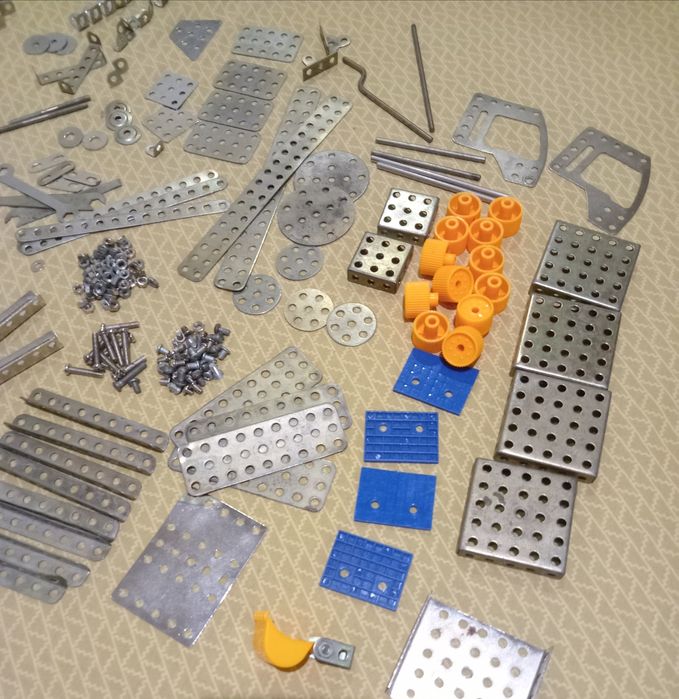 Металлический конструктор 207 деталей+винтики и гайки