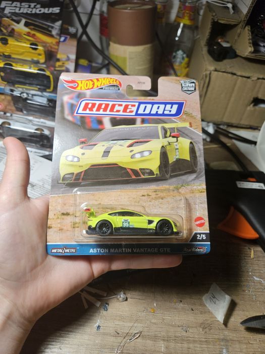 Hot wheels premium aston martin race day