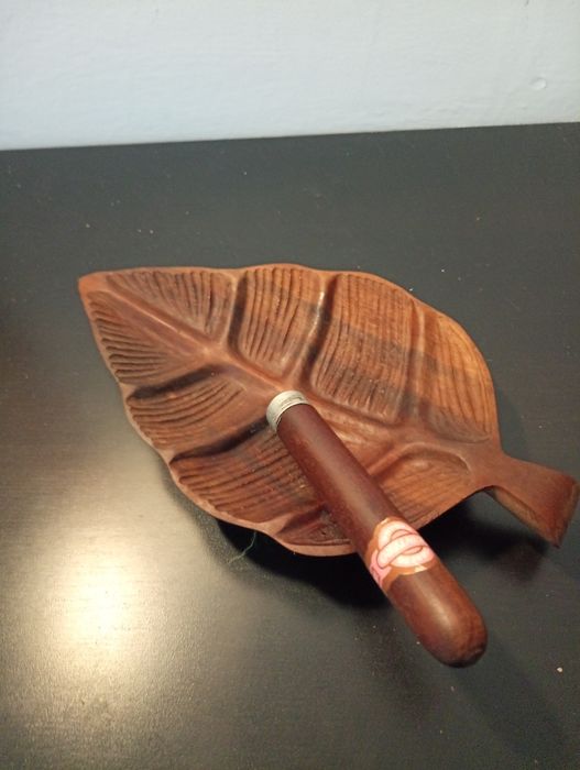 Original Cinzeiro em madeira esculpida à mão, forma de folha e charuto