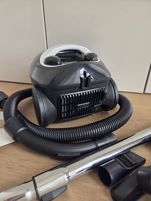 Odkurzacz Amica w bardzo dobrym stanie + 9 nowych worków