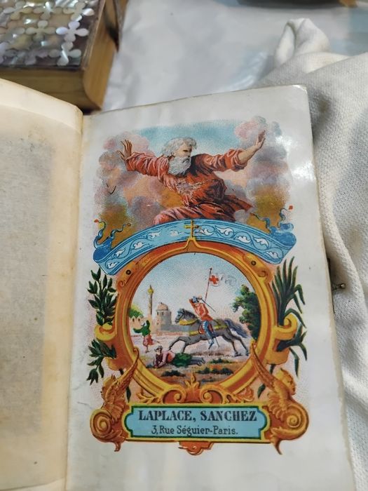 Livro de missa antigo, com o calvário  na capa