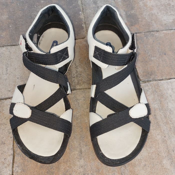 Sandały skórzane wyprofilowane 39