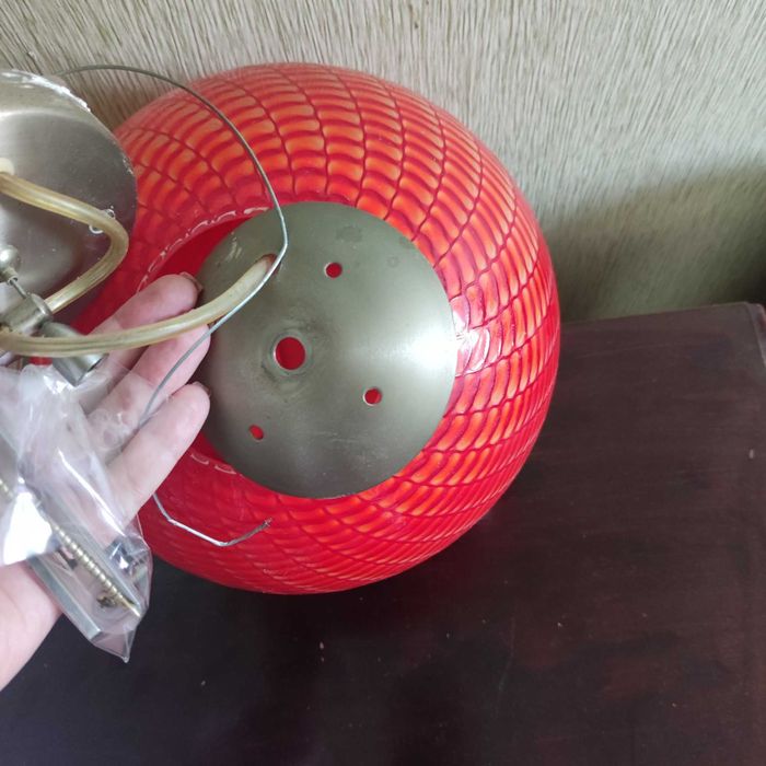 Люстра красная шар