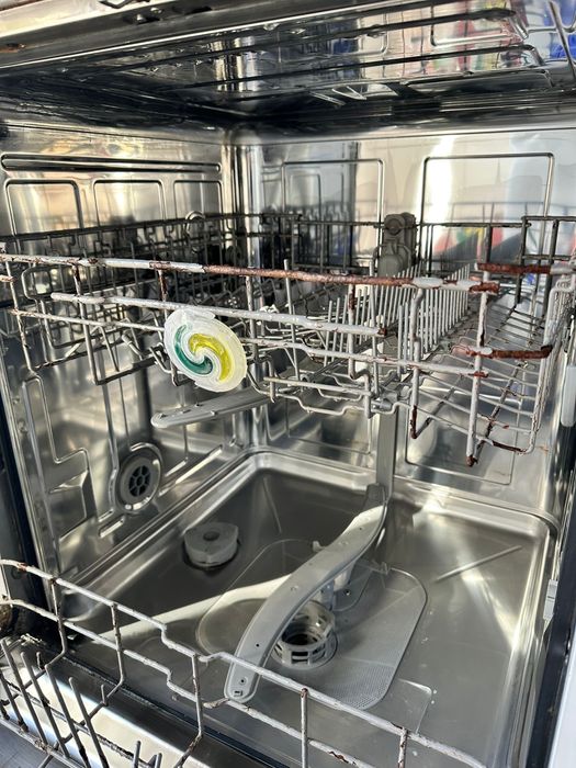 Máquina de lavar loiça em bom estado de funcionamento.