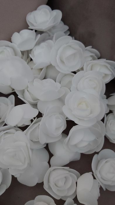 Białe róże różyczki piankowe 3 cm, 100 sztuk 50 zl