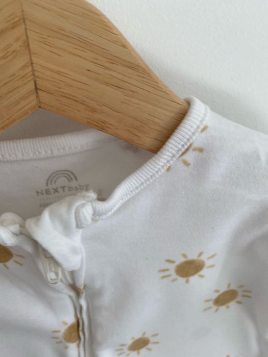 Pajac next 56 biały w beżowe słoneczka jak newbie