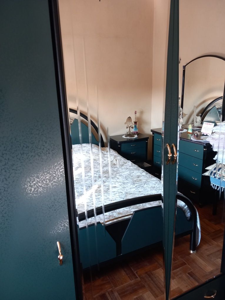 Quarto com cama em ferro