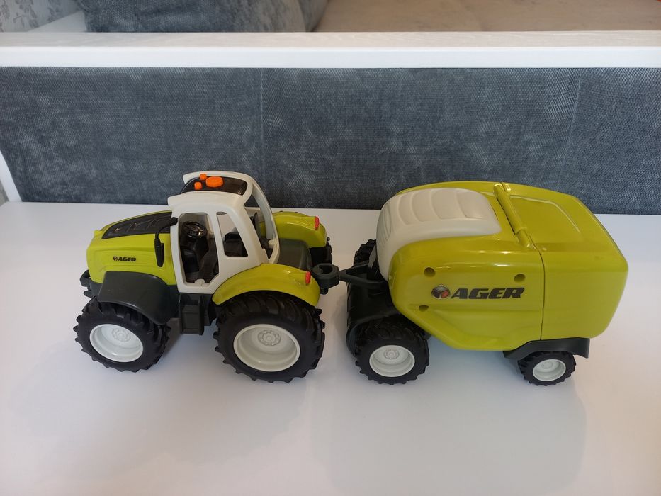 Трактор з причепом