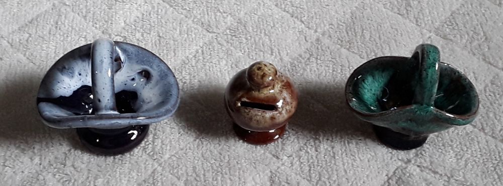 Peças de loiça miniatura em barro vidrado