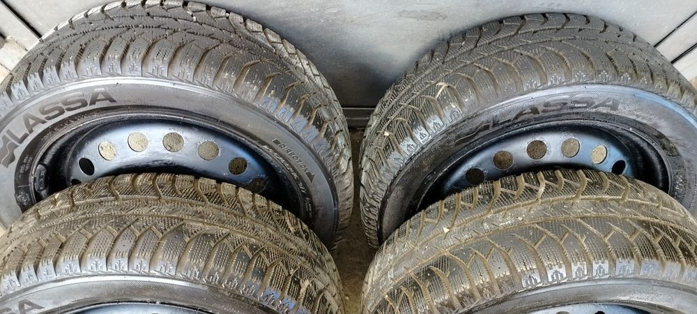 Зимові шини на дисках.