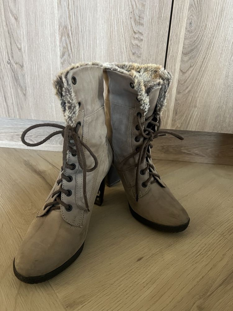 Skórzane botki z futerkiem na obcasie