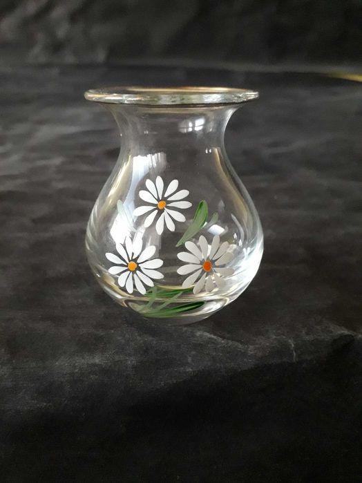 Malutki wazonik ręcznej roboty.