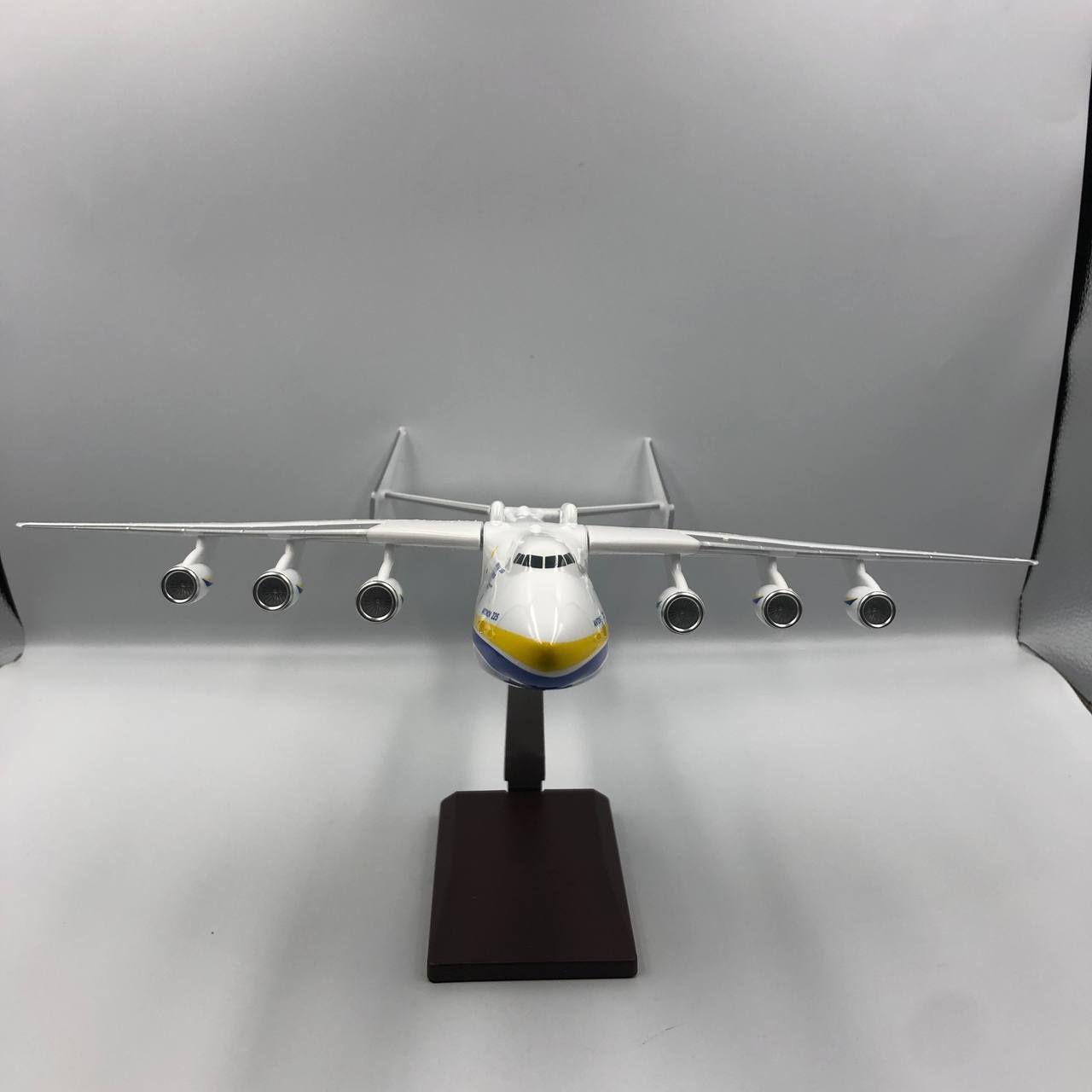 Люксова модель літака Ан-225 Мрія масштаб 1:200 ,(42 см) . лита