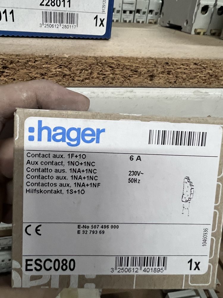 Contacto auxiliar hager ESC080