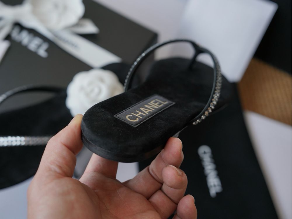 Шльопанці Chanel