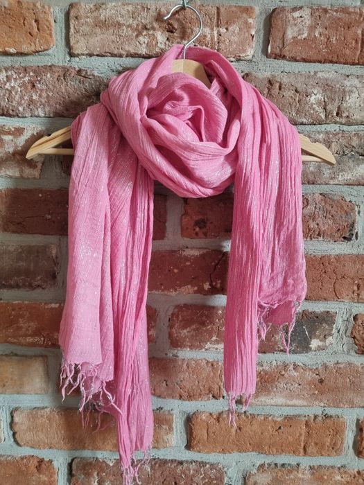 Różowy szal ze srebrną nicią