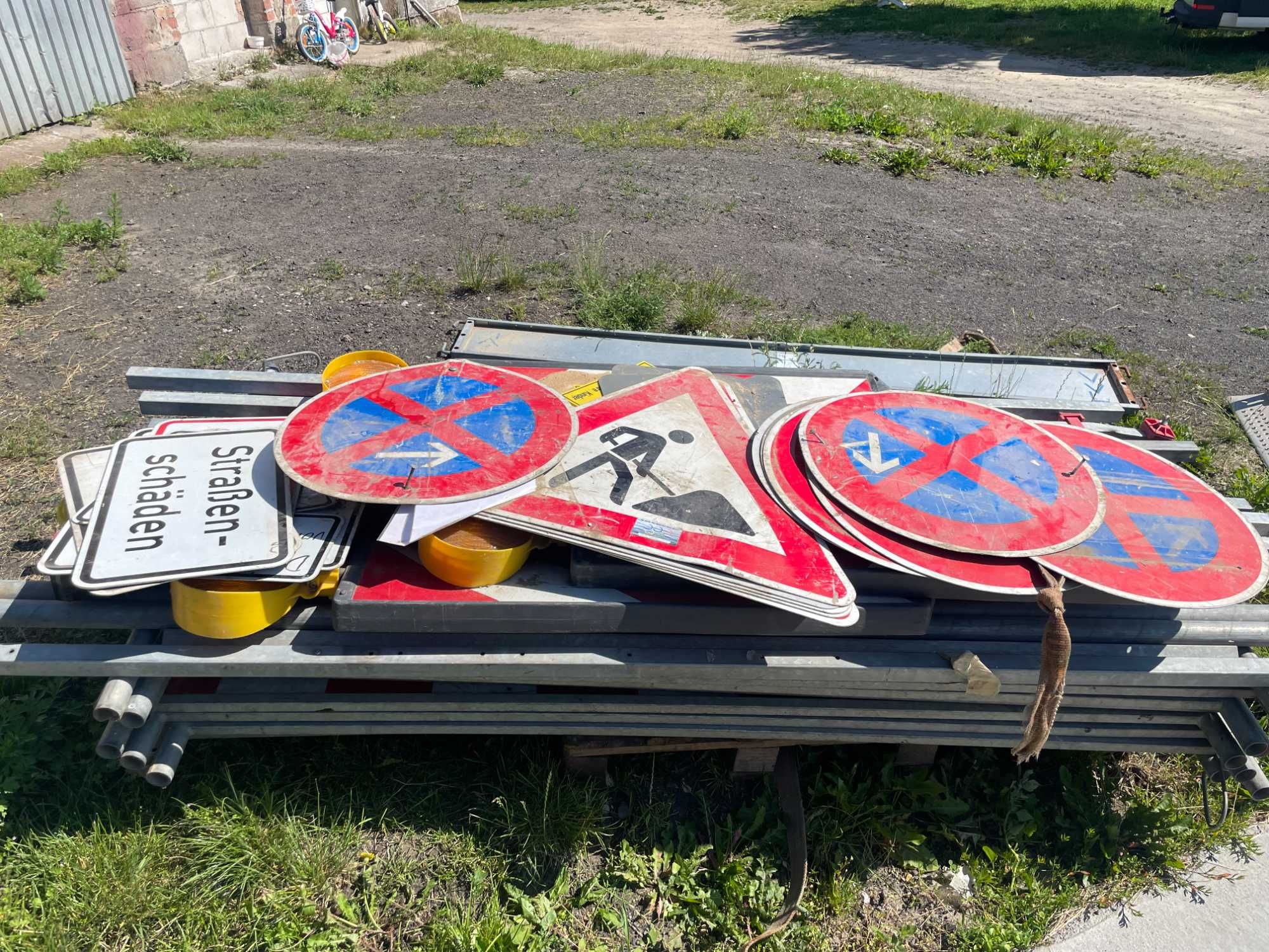 Płoty budowlane,stopy i znaki budowlane