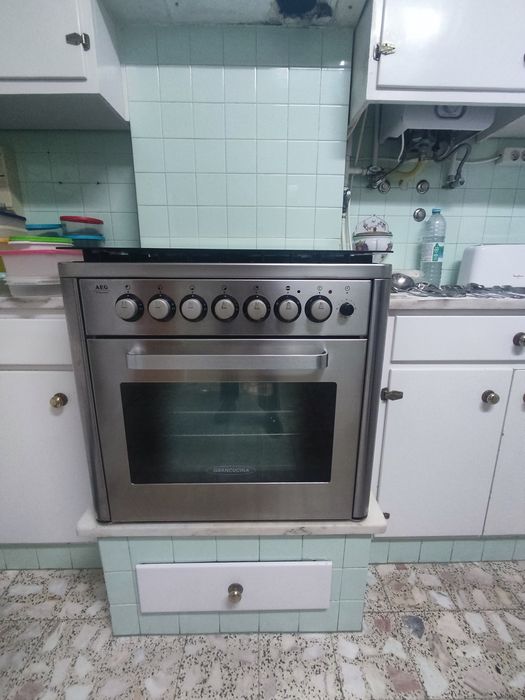 Fogão com 5 bicos a gás e forno. Como novo.