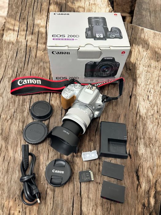 Canon Eos 200D WiFi/ecrã tactile com lente 18-55mm