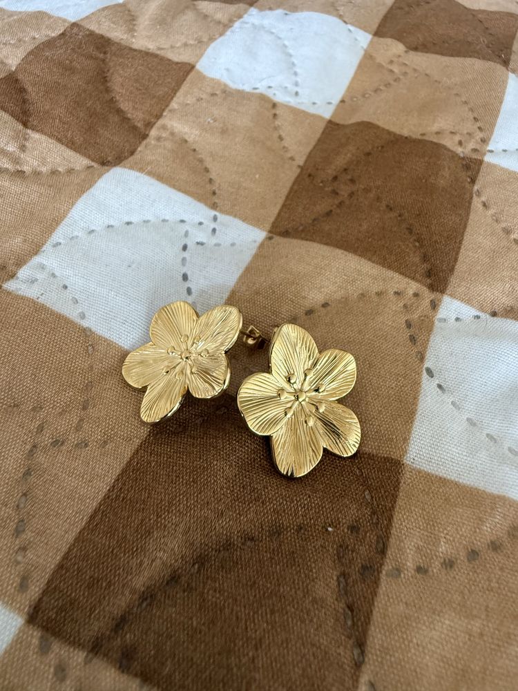 Brincos novos flores douradas