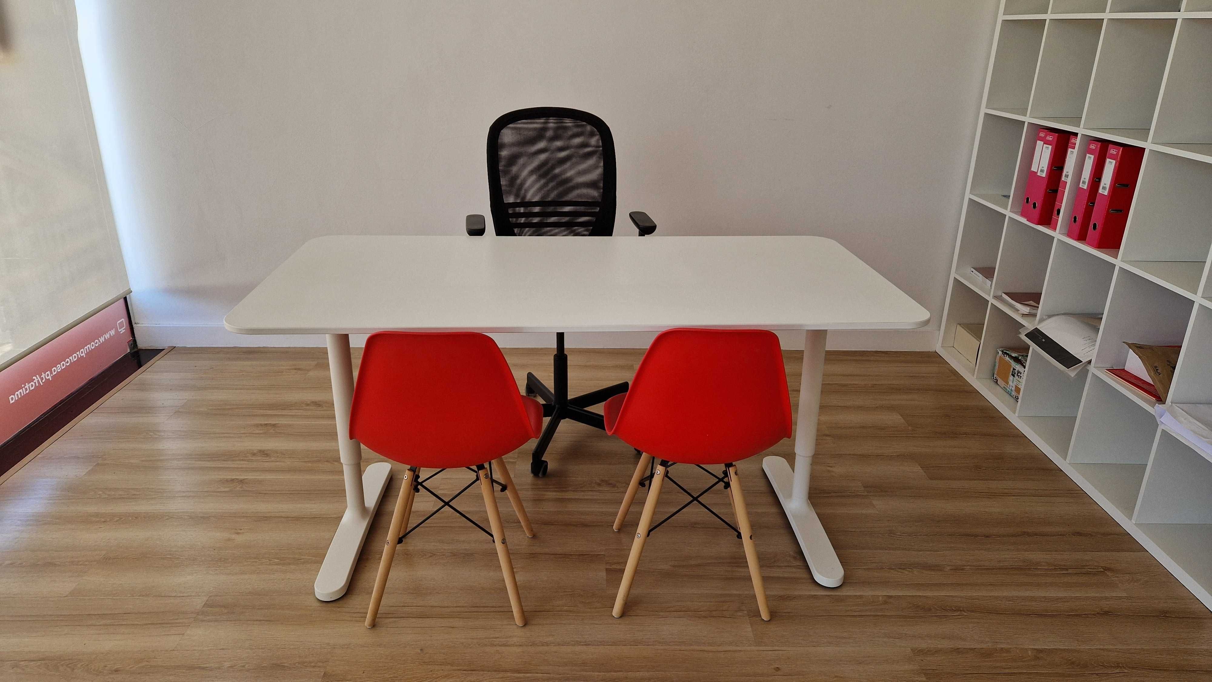 Cadeiras Vermelhas em Plástico Rígido – Sala ou Escritório