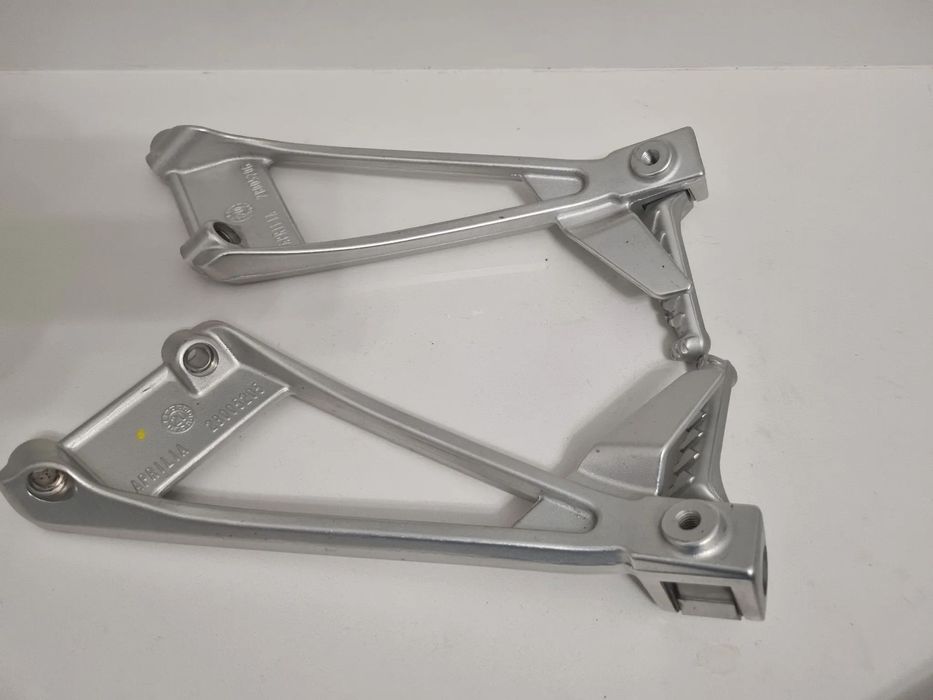 Komplet Podnóżki Pasażera Set tylne Aprilia RS 660 Tuono