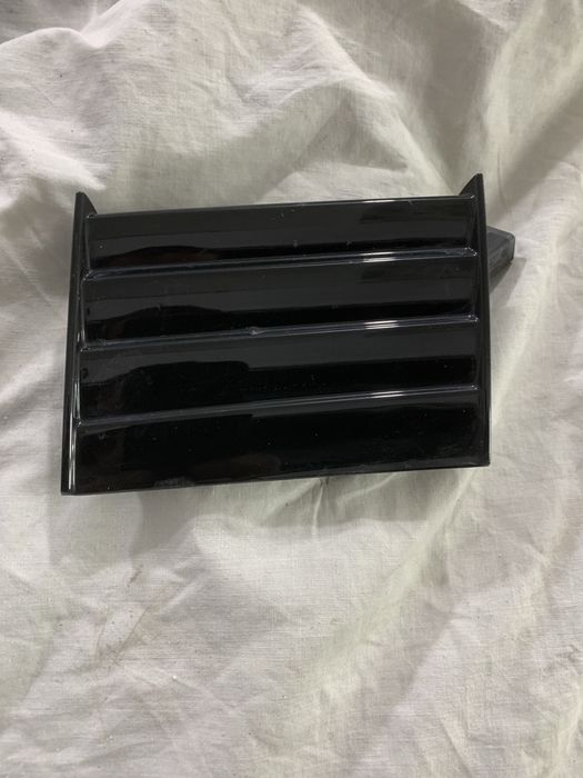 Продам  (черный глянец)AUDI E-TRON ЗАГЛУШКА РЕШЕТКИ РАДАРА 4KE853949B