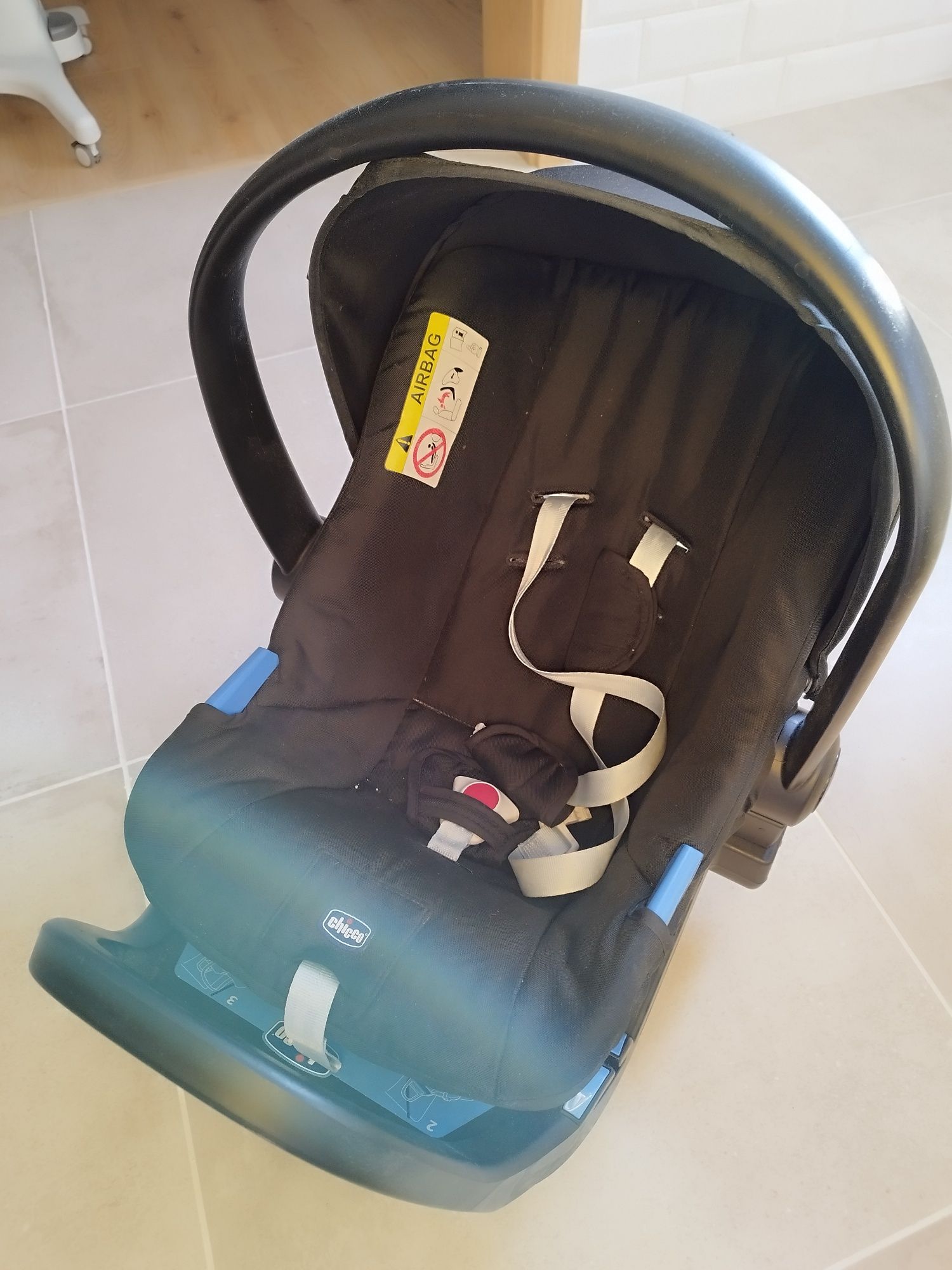 Cadeira Auto Bebé (Ovo) + Base de retenção (Chicco)