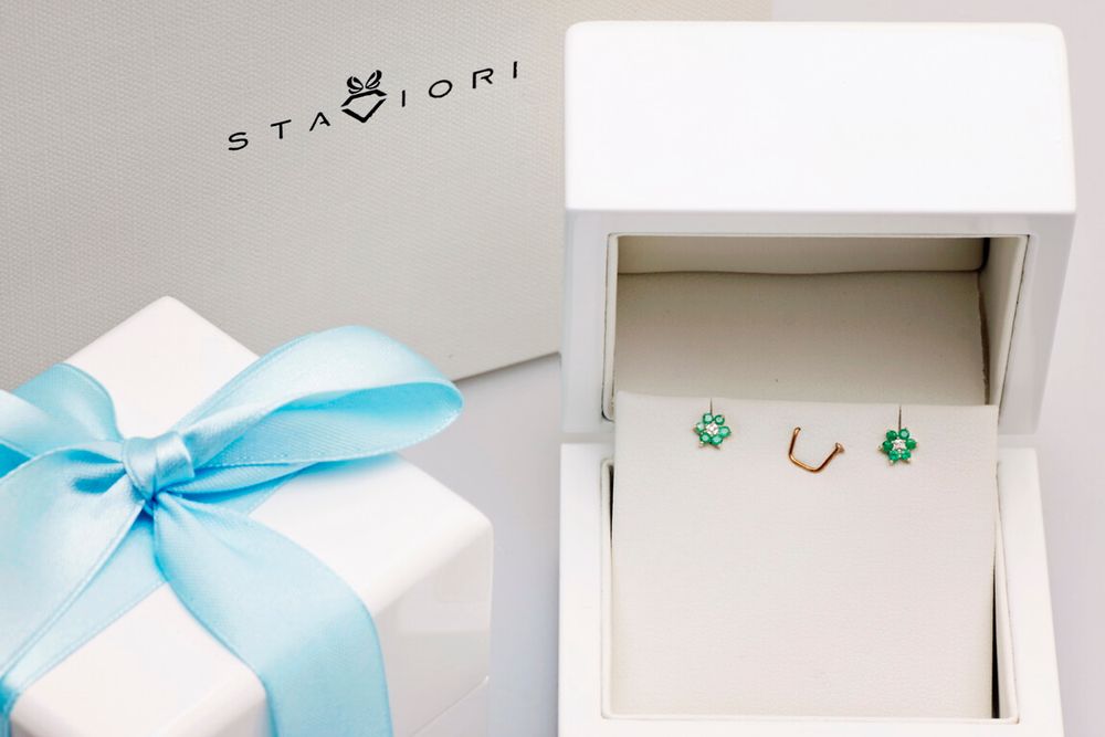 złote kolczyki staviori z diamentem