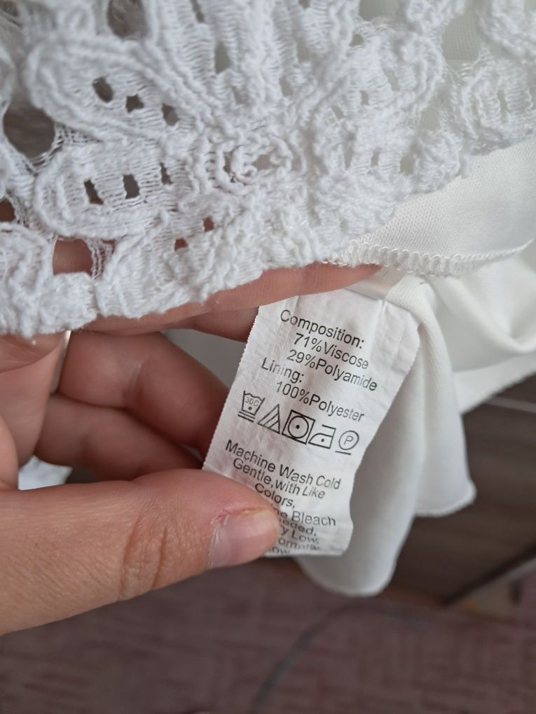 Biala koronkowa sukienka z wycięciem shein