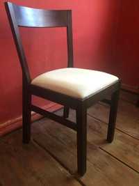 30 jednakowych drewnianych krzeseł