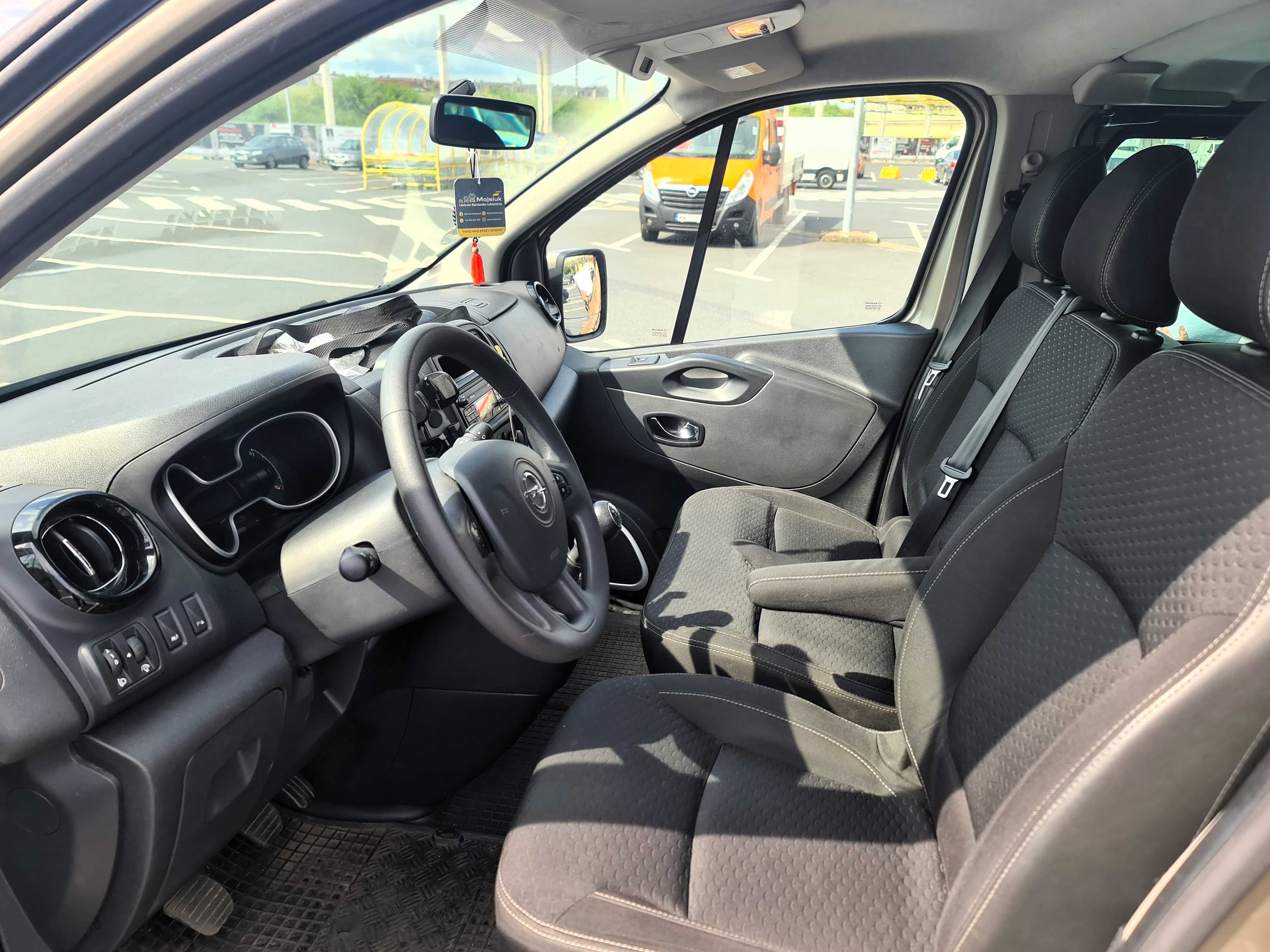 Wynajem bus Opel Vivaro 2017, 9-osobowy wersja Long
