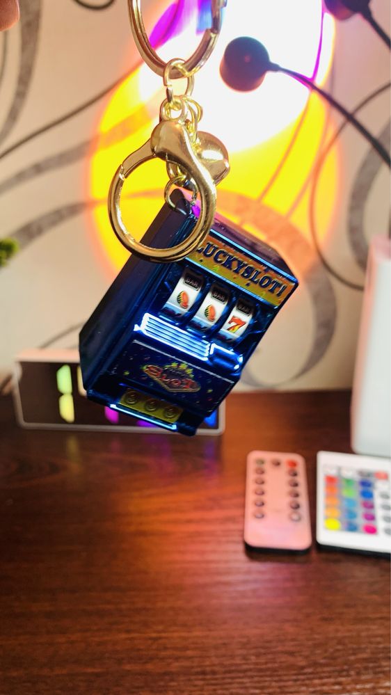 Брелок для ключей в виде игрового автомата