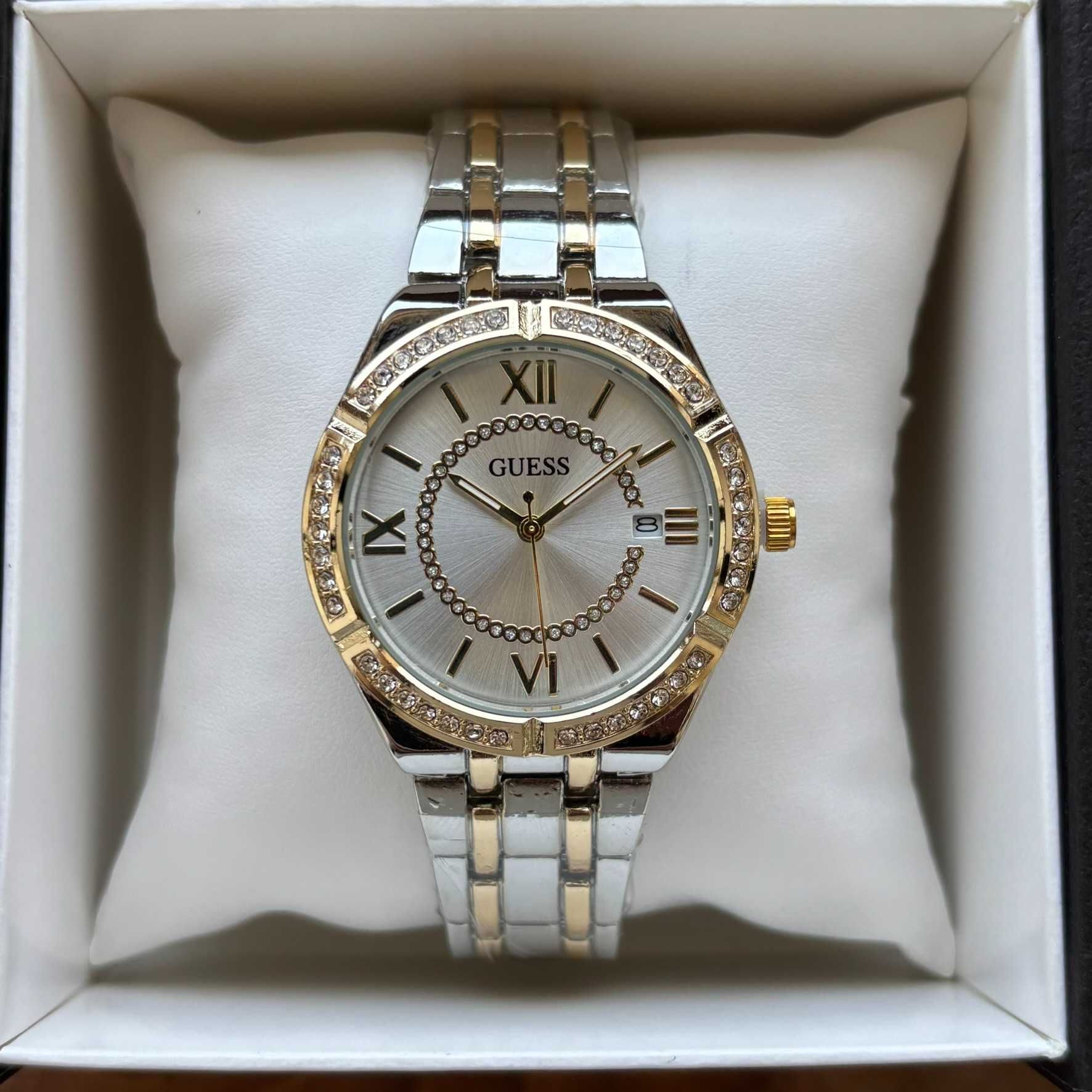 Жіночий годинник на браслеті Guess комбінованого кольору