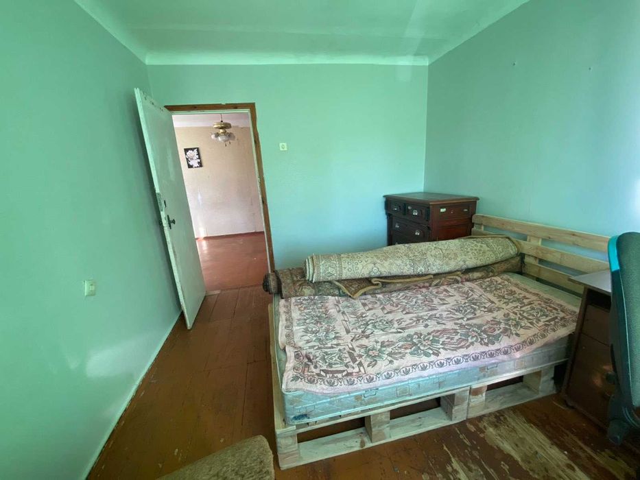 Продам 4-х  квартиру  на Польовій в цегляному будинку на 2-му поверсі