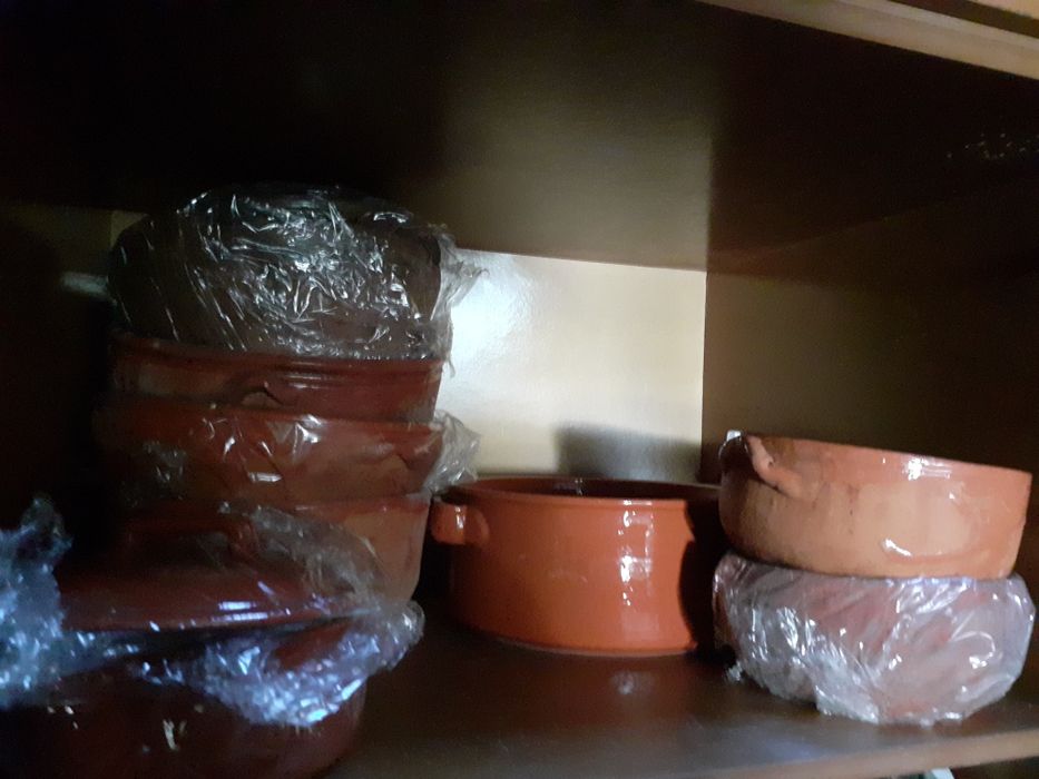Taças e tachos de barro vidrado