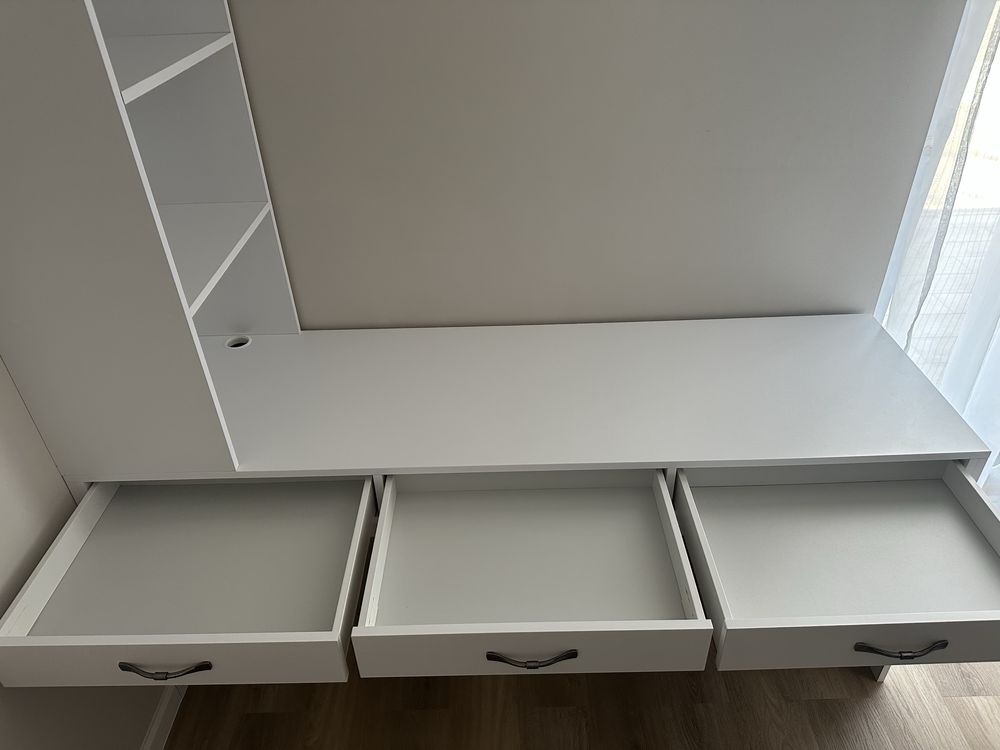 Biurko z regałem (szafką)