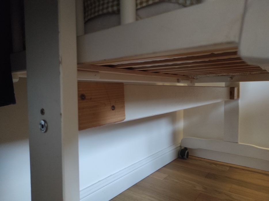 Łóżeczko drewniane niemowlęce, kołyska na kółkach.