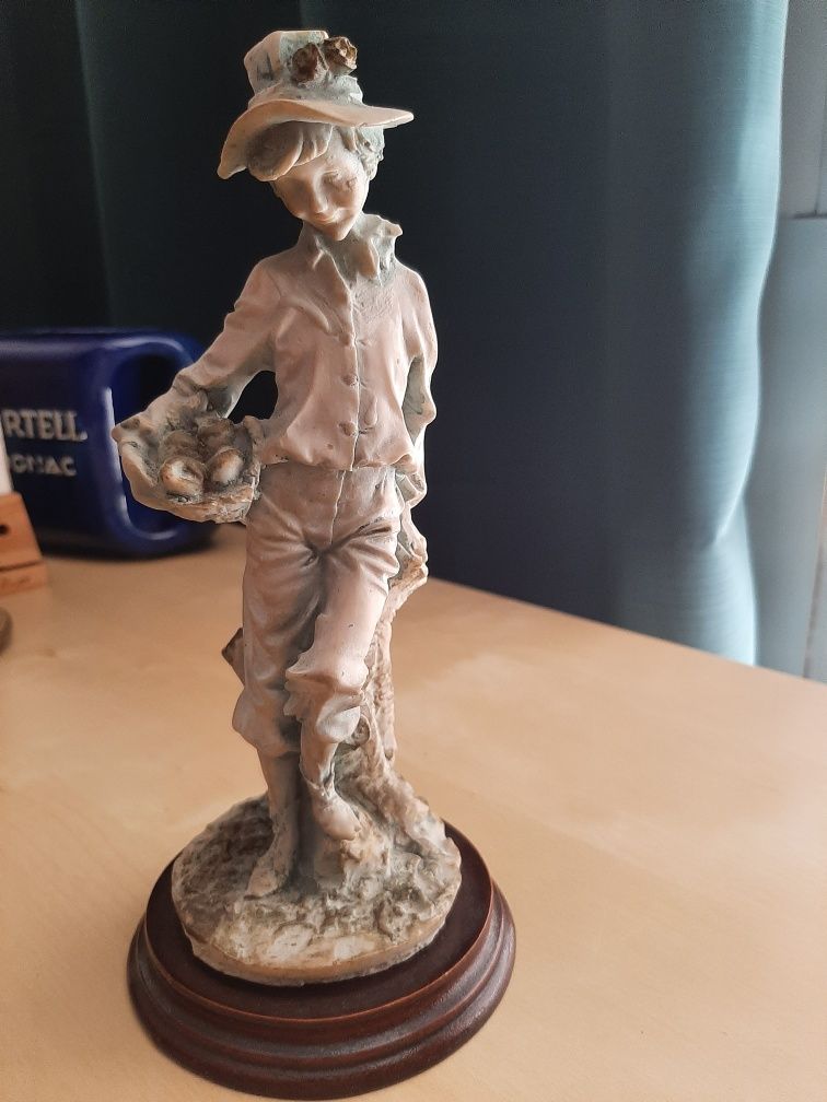 Estatueta em marfinite Rapaz campestre