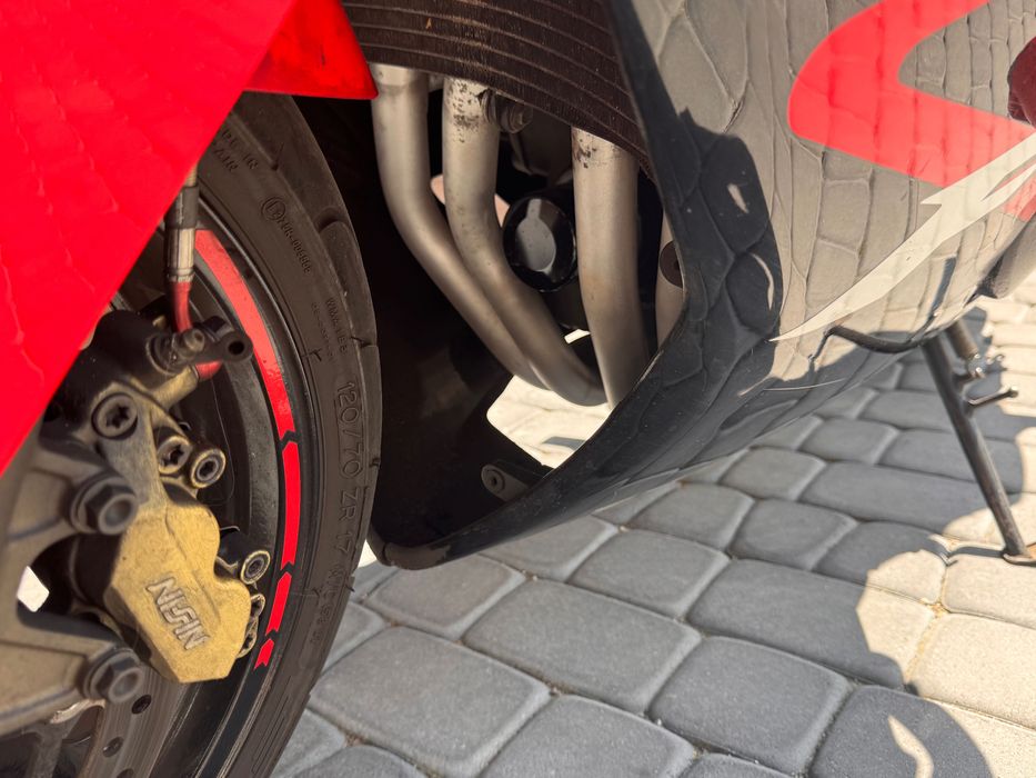 Honda CBR 600 F4i stunt