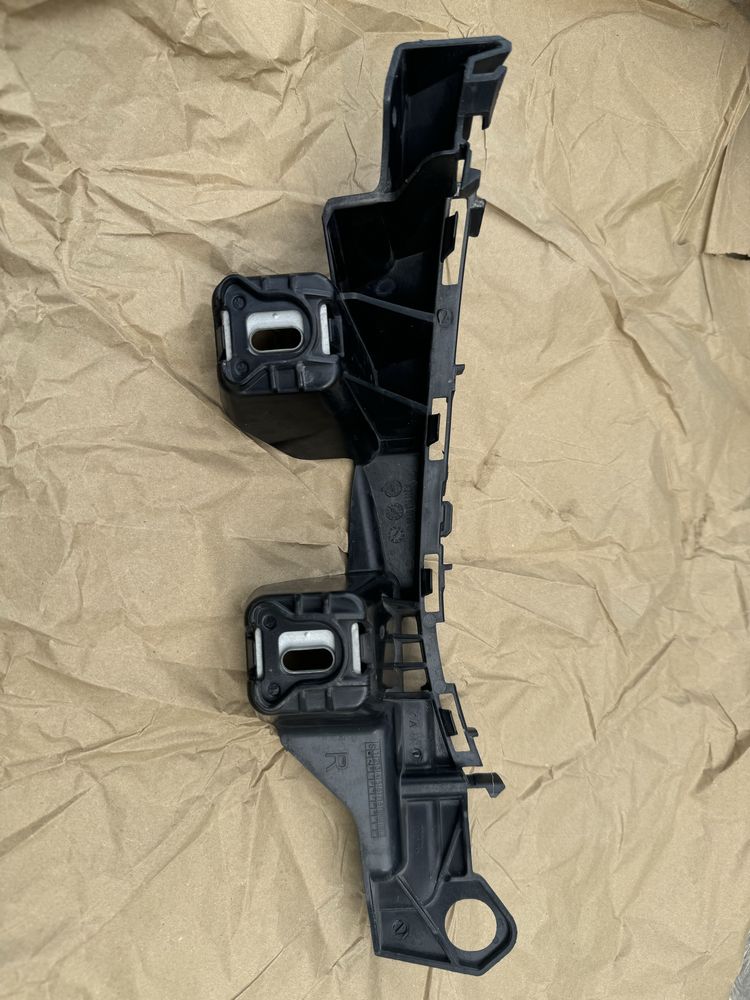 Кріплення заднього бампера ліве Mercedes-Benz W205 A2058850365