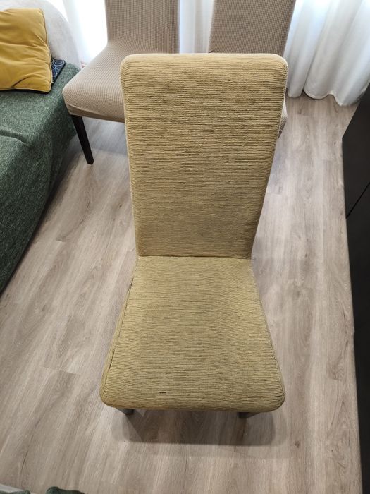 Cadeiras com capas em bom estado