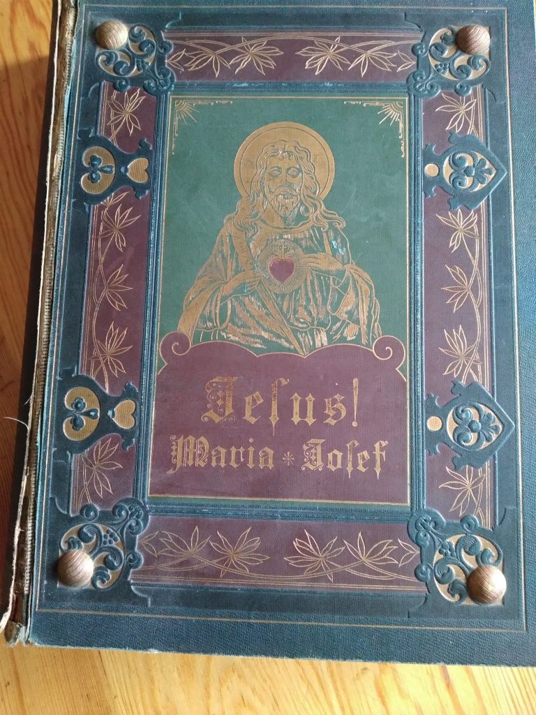 Antyczna książka religijna pisana gotykiem