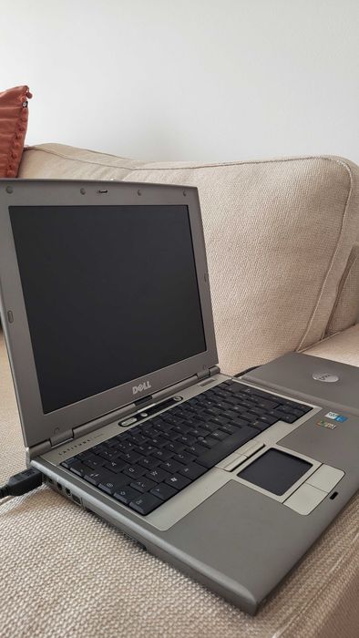 Dell Latitude D400 – Apenas para Peças / Sem Funcionamento