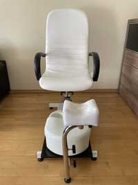 Cadeira/Poltrona para pedicure com hidromassagem e apoio de pés
